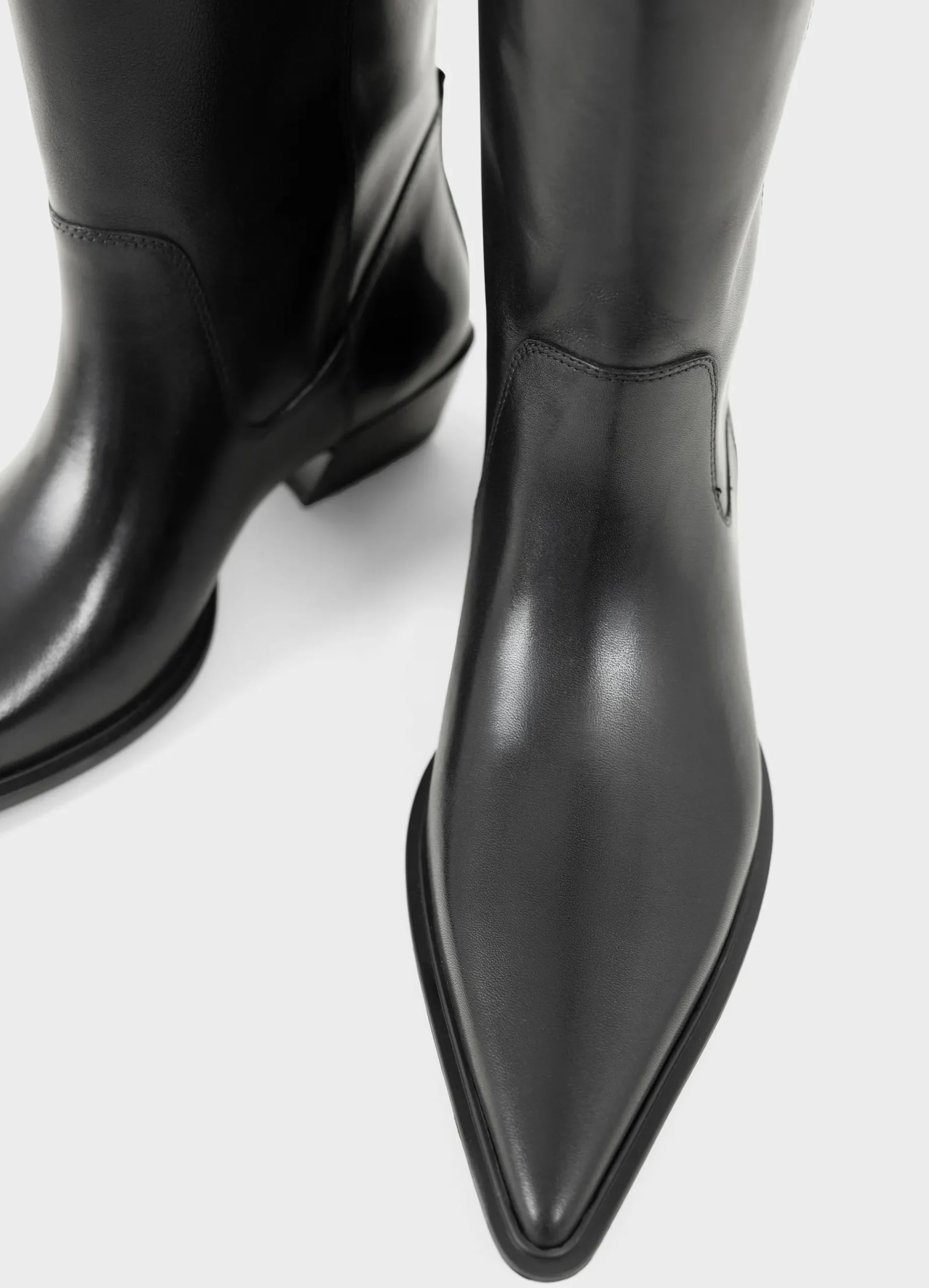 CASSIE HOGE LAARZEN
