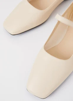 DELIA SCHOENEN