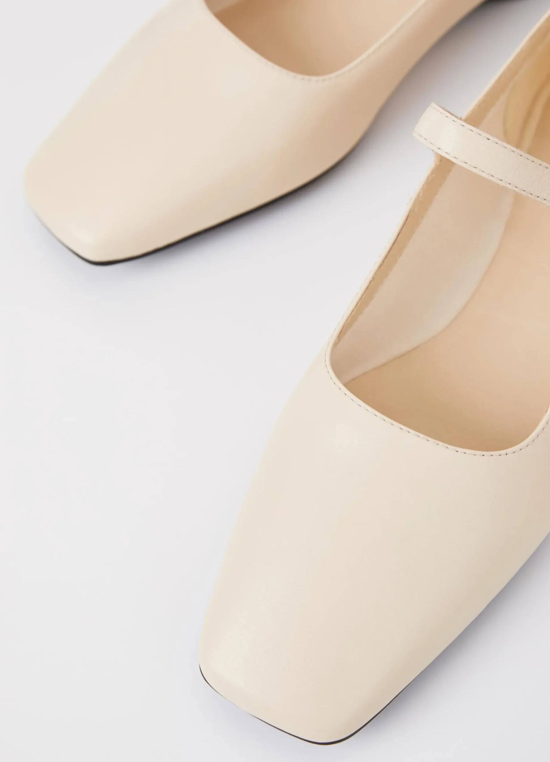 DELIA SCHOENEN