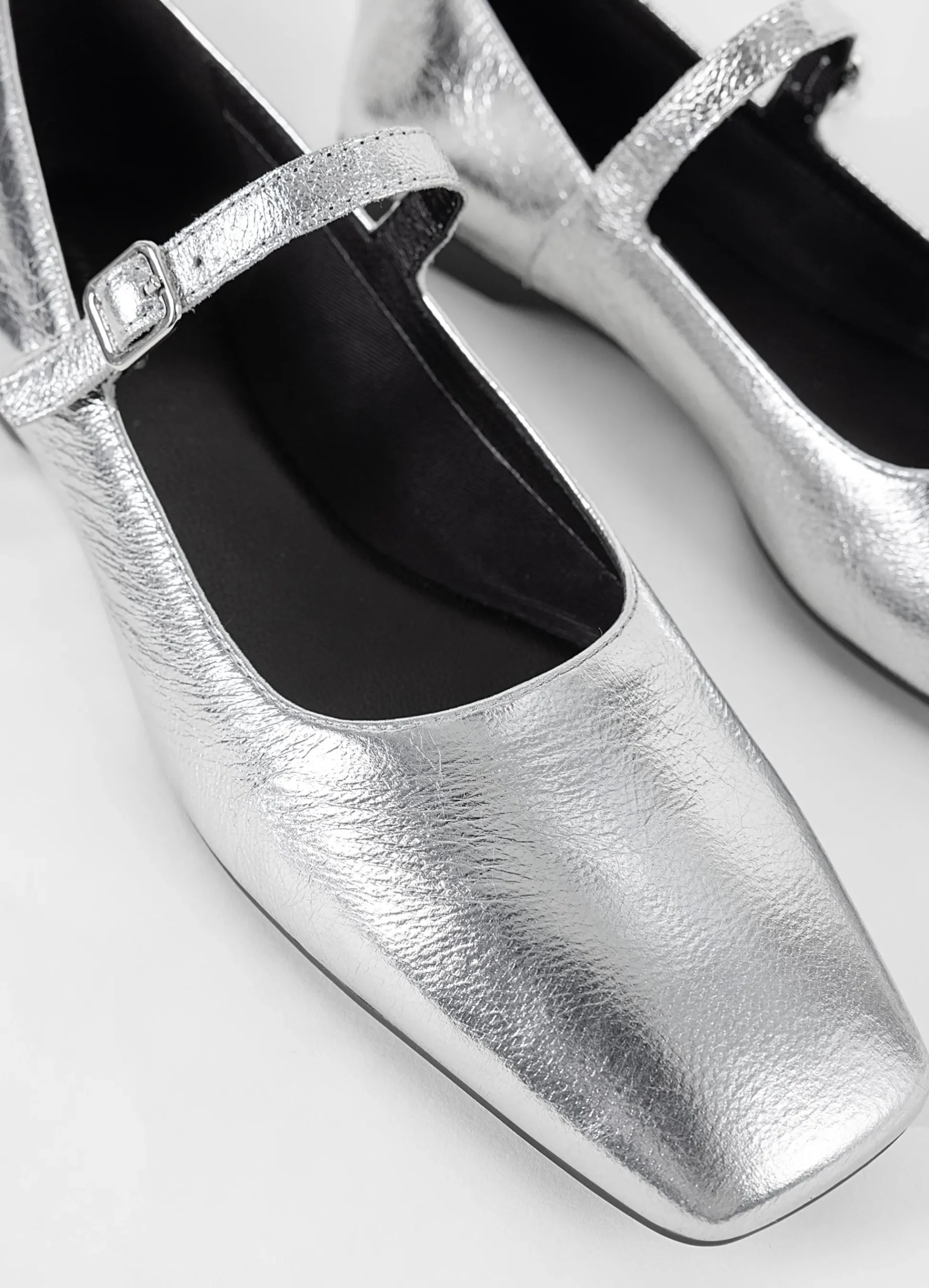 DELIA SCHOENEN