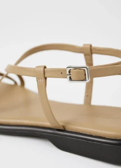 IZZY SANDALEN