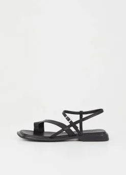IZZY SANDALEN