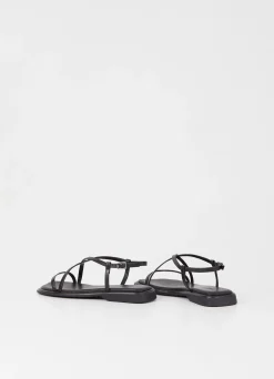 IZZY SANDALEN