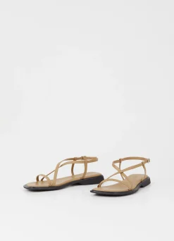 IZZY SANDALEN