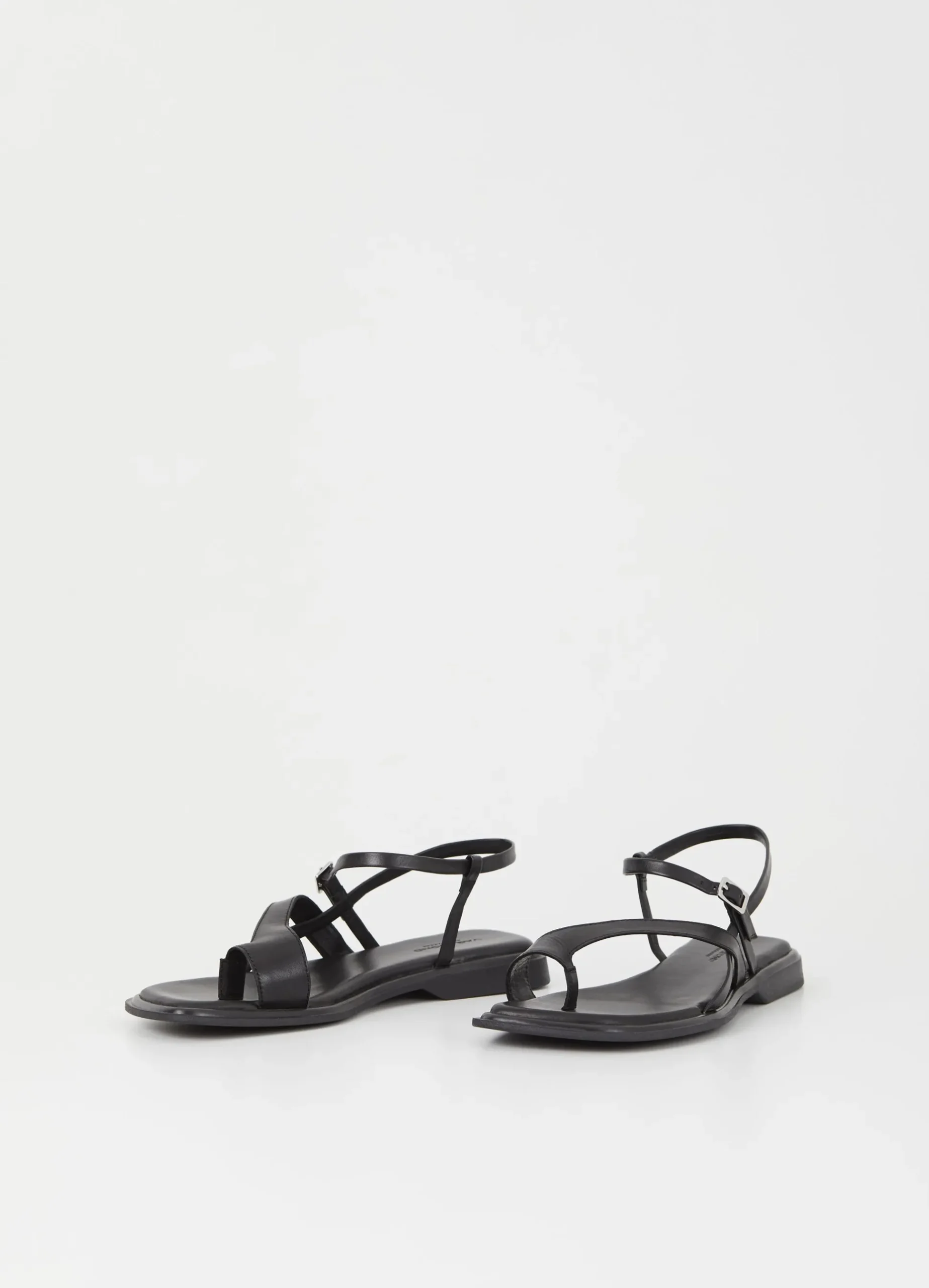 IZZY SANDALEN