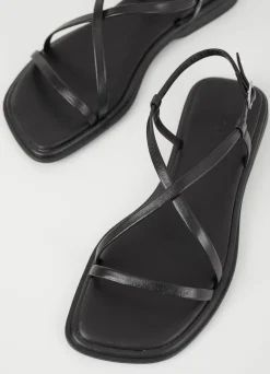 IZZY SANDALEN