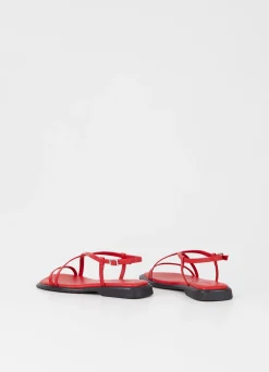 IZZY SANDALEN