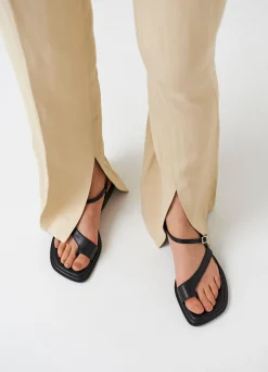 IZZY SANDALEN