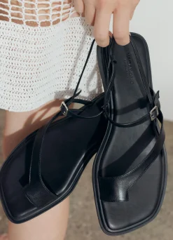 IZZY SANDALEN