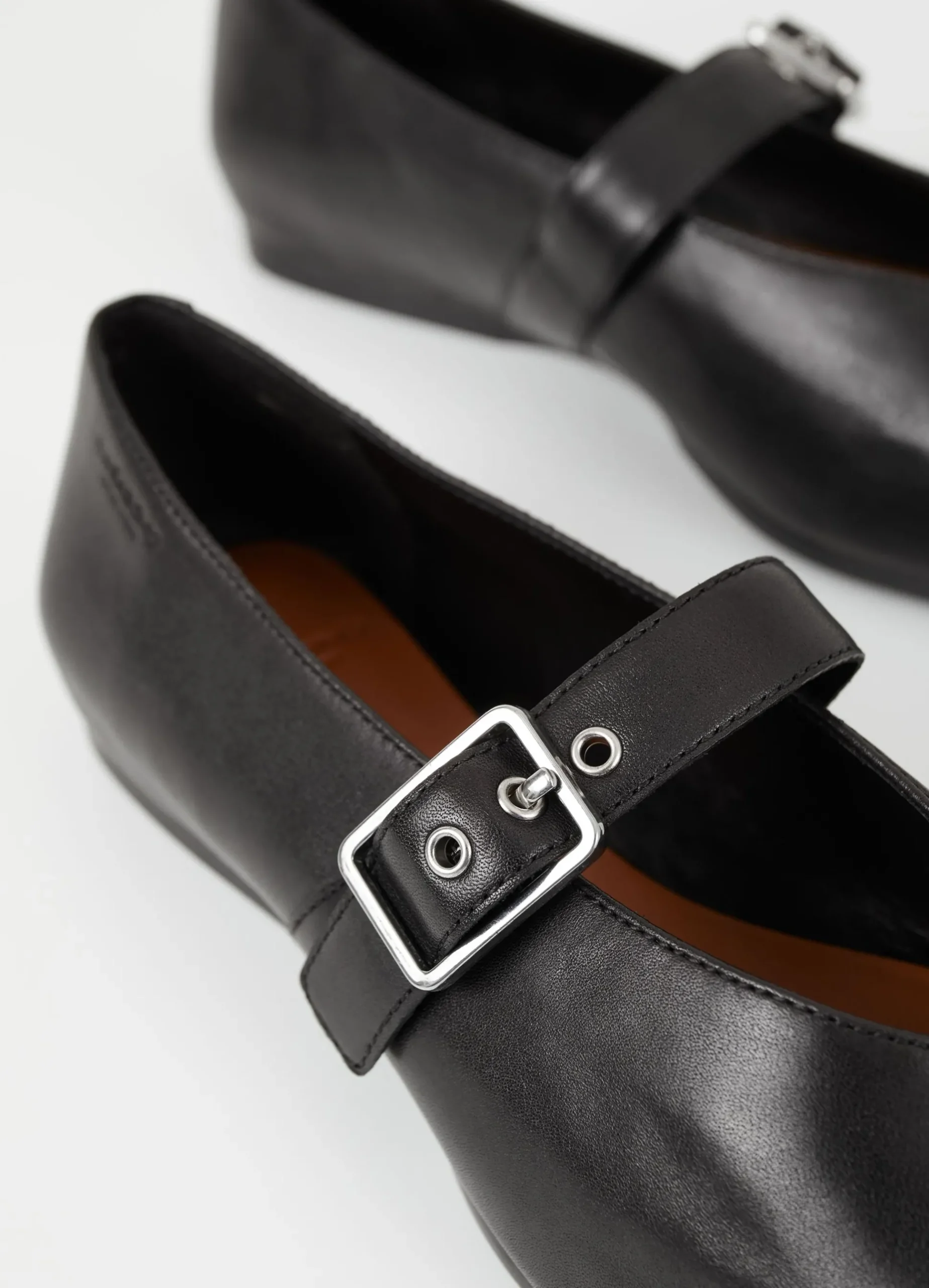 WIOLETTA SCHOENEN